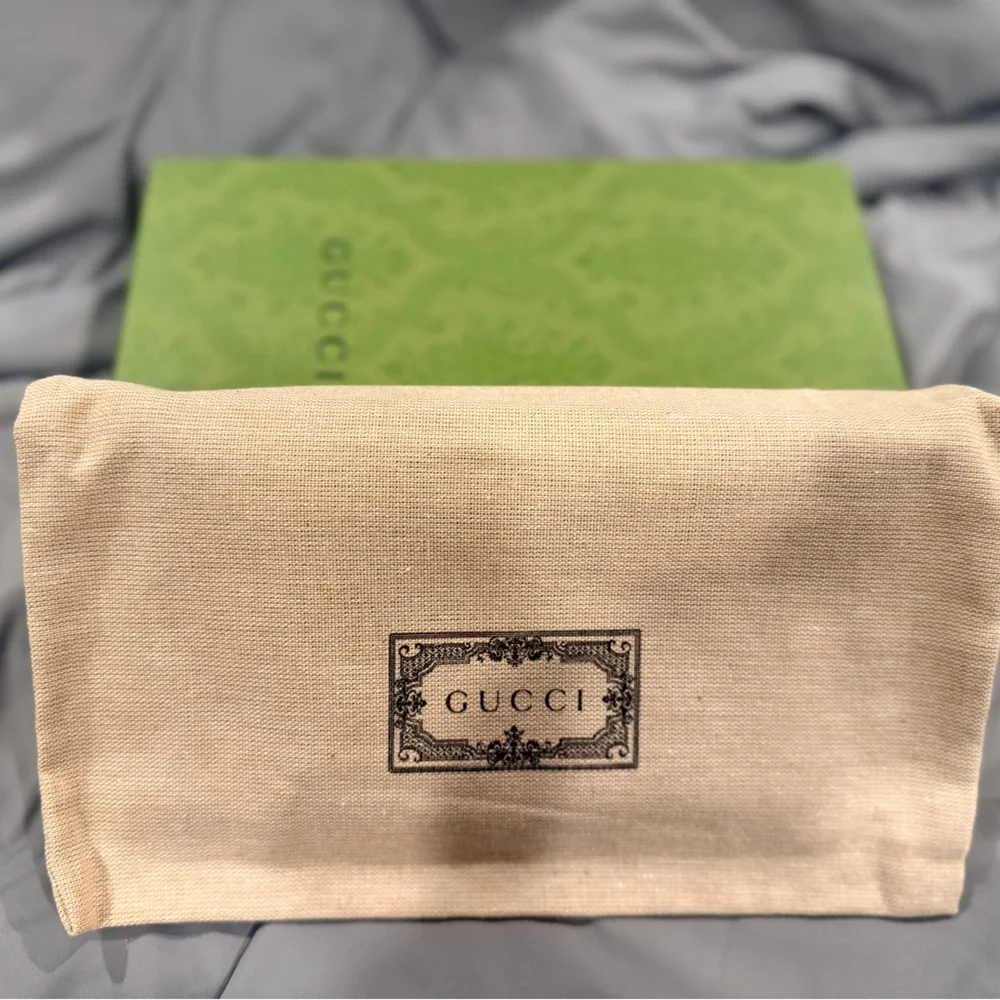 Gucci Beige and Navy Wallet with Red Accent - Picture 8 of 8